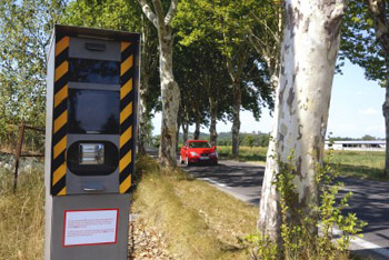 Radar au bord d'une route française