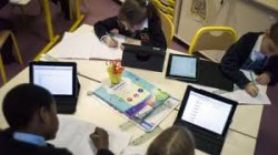 Dans le cadre du développement de l'école numérique, le baromètre place en tête des préoccupations des français l'usage de la tablette tactile pour les élèves.